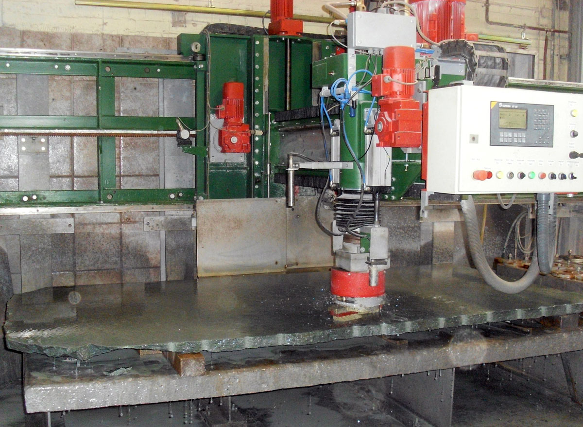 Poliermaschine in der Steinmetzwerkstatt Simons in Mechernich